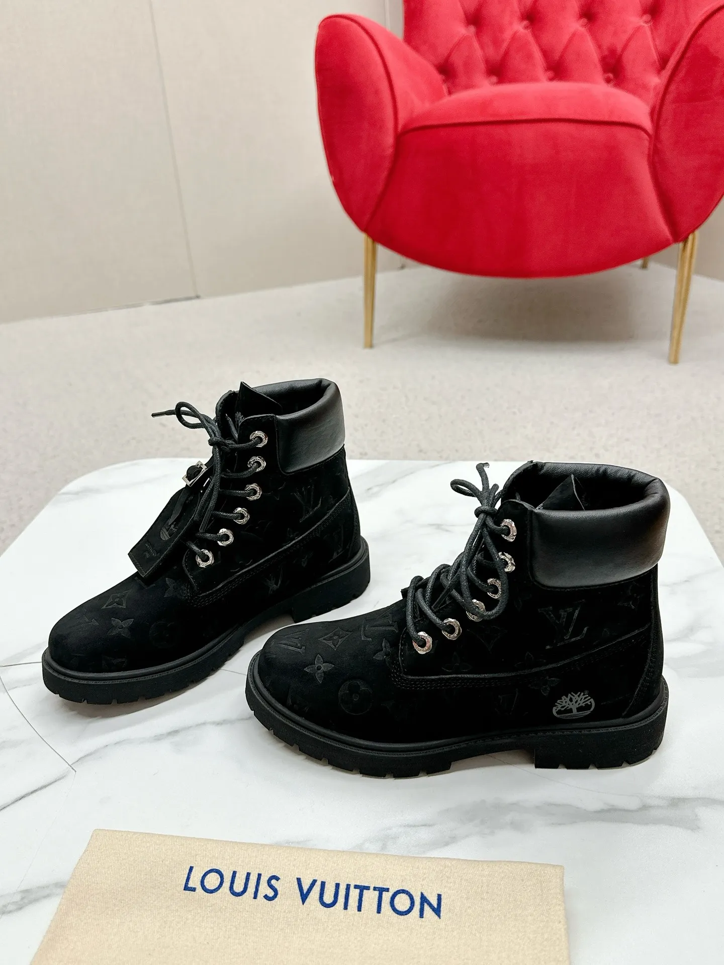 👟👟Ex-factory price 700👟👟 LV’s unbeatable co-branded Martin boots grandly launch Louis Vuitton x Timberland boots. LV x Timberland Timberland co-branded presbyopic rhubarb boots and ankle boots. LV x Timberland ankle boots are made of Monogram embossed waterproof nubuck cow leather. Relying on the brand's exquisite craftsmanship, the classic Timberland 6-inch boot shape is carefully reshaped in Italy, making an eye-catching appearance in American workwear style. Women's size 35-40 (41 is custom-made and non-refundable)
